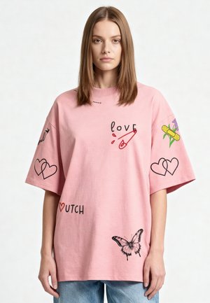Mira Paris TATTOO SWEETHEART OVERSIZED DROPPED SHOULDER TEE 26 UNISEX - T-Shirt print - pink