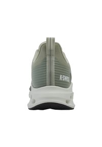 Sneaker K-Swiss in mesh grigio chiaro con retro texturizzato, dotate di un linguetta per il pollice, suola bianca e suola in gomma nera.