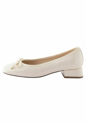 Ballet flat bianco cremoso con punta rotonda, tacco basso e un dettaglio decorativo a forma di fiocco sulla parte anteriore. Materiale liscio simile alla pelle.