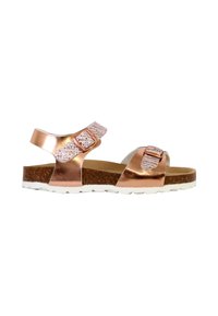 Sandales en rose gold métallisé avec des sangles ajustables, des accents texturés et une semelle en liège sur une semelle en caoutchouc blanche à nervures.