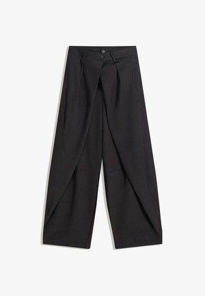 Pantaloni negri cu croială largă, plisări frontale, doi nasturi la talie și buzunare laterale oblice, așezați pe fundal alb.