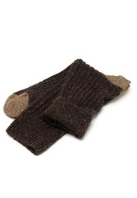 Gants en laine marron foncé côtelés avec des accents marron clair au niveau des bouts des doigts et du poignet, présentant une surface texturée et une finition douce.