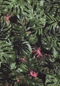 Czarna tkanina z gęstym wzorem zielonych tropikalnych liści, z różowymi akcentami i szczegółowymi teksturami w botanicznym wzorze.