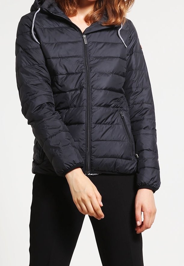 Černá prošívaná péřová bunda s kapucí, zipem vpředu, prošívaným designem a šňůrkami na úpravu. Má boční kapsy a elastické manžety.