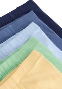 Cinque paia di pantaloni corti di cotone in navy, blu scuro, blu chiaro, verde e giallo, caratterizzati da cinturini elasticizzati e texture liscia.