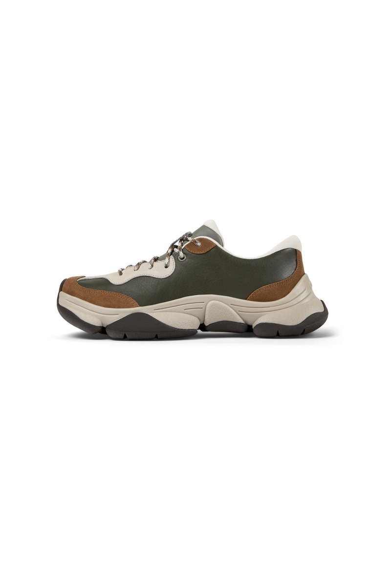 Sneakers volumineux avec une combinaison de cuir vert foncé, de détails en daim marron, de mesh beige et d'une semelle en caoutchouc noir texturé.