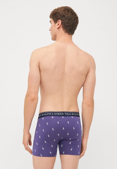 Vijolične bokserice z belim vzorcem konjskega logotipa, elastičen pas z blagovno znamko "Polo Ralph Lauren", mehak material, prilegajoč dizajn.