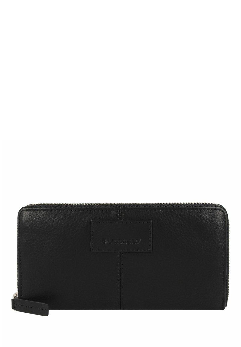 Portefeuille en cuir noir avec une surface texturée, fermeture éclair, patch logo en relief, et une forme rectangulaire fine pour une prise en main facile.