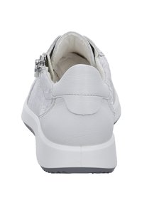Weißes Leder-Sneaker mit strukturierten Oberflächen, grauer Gummisohle, niedrigem Profil und silbernem Reißverschluss-Detail. Rückansicht zeigt gepolstertes Fersenstück.