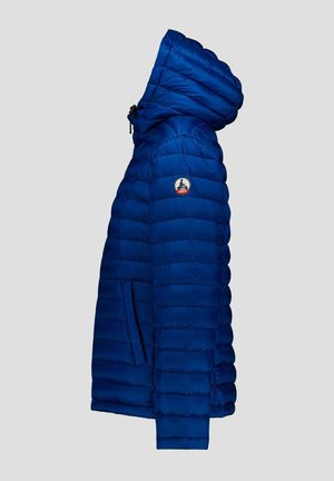 Giacca puffera blu con zip frontale, cappuccio attaccato e texture trapuntata. Presenta una patch del logo sul petto e tasche laterali.