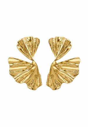Een paar glanzende gouden metalen oorbellen gevormd als abstracte, getextureerde ginkgo bladeren met een gebogen, gelaagd waaierontwerp.