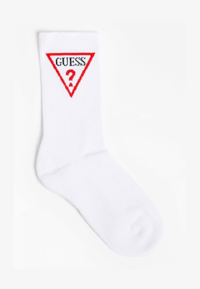 Calzino di cotone bianco con una grafica triangolare rossa con la parola "GUESS" e un punto interrogativo al centro. Texture a coste nella parte superiore.