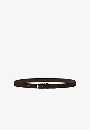 Dunkelbrauner Ledergürtel mit silberner rechteckiger Schnalle und mehreren Einstelllöchern, flach auf weißem Hintergrund gelegt.