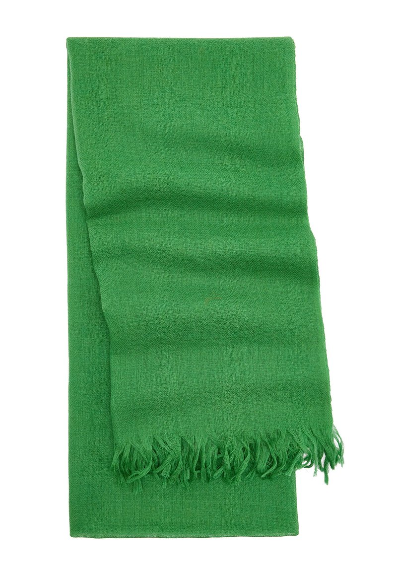 Zielony szalik wykonany z miękkiego, fakturowanego materiału. Posiada frędzle na krawędziach oraz gładką, równą powierzchnię bez wzorów.