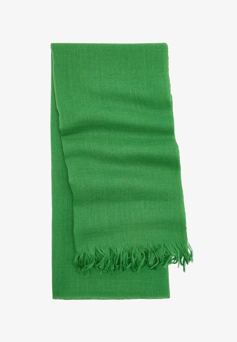 Zielony szalik wykonany z miękkiego, fakturowanego materiału. Posiada frędzle na krawędziach oraz gładką, równą powierzchnię bez wzorów.