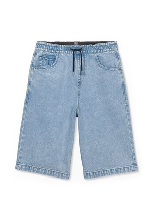 Shorts en denim bleu clair avec ceinture élastique, cordon de serrage noir et poches avant sur fond blanc.