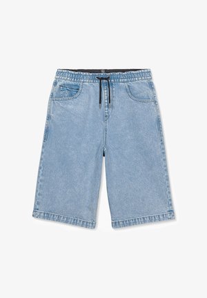 Shorts en denim bleu clair avec ceinture élastique, cordon de serrage noir et poches avant sur fond blanc.