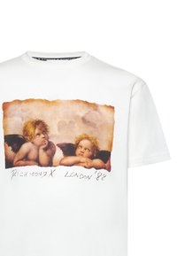 T-shirt in cotone bianco con una stampa artistica vintage di due cherubini, con il testo "RICHMOND X LONDON '88" in basso. Maniche corte, colletto rotondo.