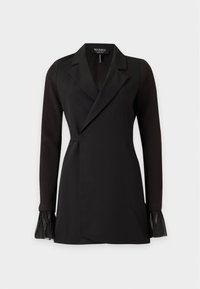 Robe blazer noire à manches longues avec col à revers et poignets transparents volantés, coupe ajustée, détail chevauchant à l'avant, présentée sur fond blanc.