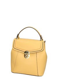 Sac à main en cuir jaune avec une poignée supérieure, des coutures décoratives en noir et orange, un fermoir en ton doré et une forme structurée.