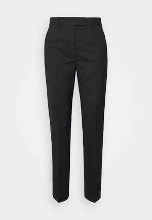 Pantalones negros ajustados con una textura suave, que presentan un frente plano, trabillas para el cinturón y piernas rectas, diseñados para un ajuste clásico.