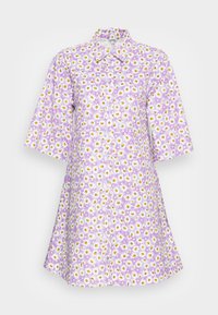 Vestido de lavanda com mangas curtas, padrão floral de margaridas brancas e detalhes em amarelo, frente abotoada, material aparente leve e suave.