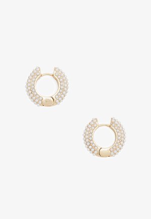 Gouden hoepelarmbanden met een gestructureerd ontwerp versierd met kleine witte faux parels, cilinder-sluiting en ronde vorm.