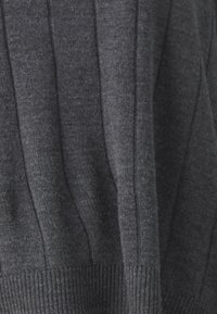 Maglione a maglia grigio scuro con texture a coste verticali e orlo spesso e tessuto. Tessuto morbido con un leggero luccichio. Nessun abbellimento visibile.