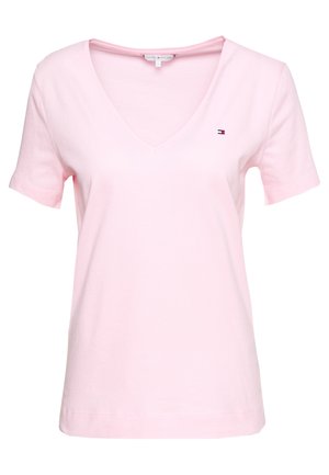 Jasnoróżowa damska koszulka z krótkim rękawem i dekoltem w serek, z małym logo Tommy Hilfiger na lewej piersi.