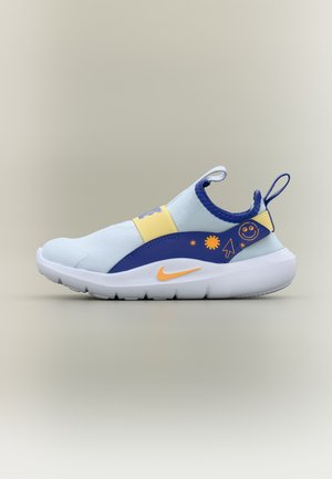 Pantof sport albastru deschis, tip slip-on, cu accente navy și galbene, talpă albă, swoosh portocaliu Nike și modele jucăușe portocalii pe panoul lateral.