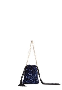 Bolso azul marino con lentejuelas y una textura suave, que cuenta con una correa trenzada negra, un asa de cadena dorada y adornos de borlas negras.