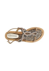 Sandali color cuoio con plantare a stampa leopardata, decorati con perline argento sulla parte superiore e sottili cinturini per il supporto della caviglia.