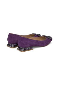 Zapatos de ante morado con un tacón bajo decorativo que presenta adornos. Punta redondeada con detalles destacados en la parte delantera.