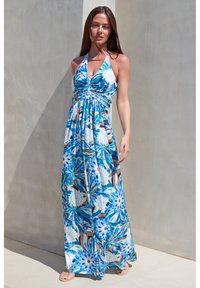Maxi kjole i blå med blomster mønster. Halterneck design, samlet bryst med perle detaljer, flydende stof og ankel-langt længde.