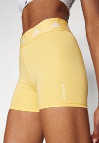 adidas Performance TECHFIT SHORT - Legingi - semi spark