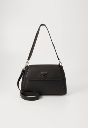 Sort faux læder taske med et trekantet brandlogo, enkel justerbar rem, gyldent hardware og et struktureret design.