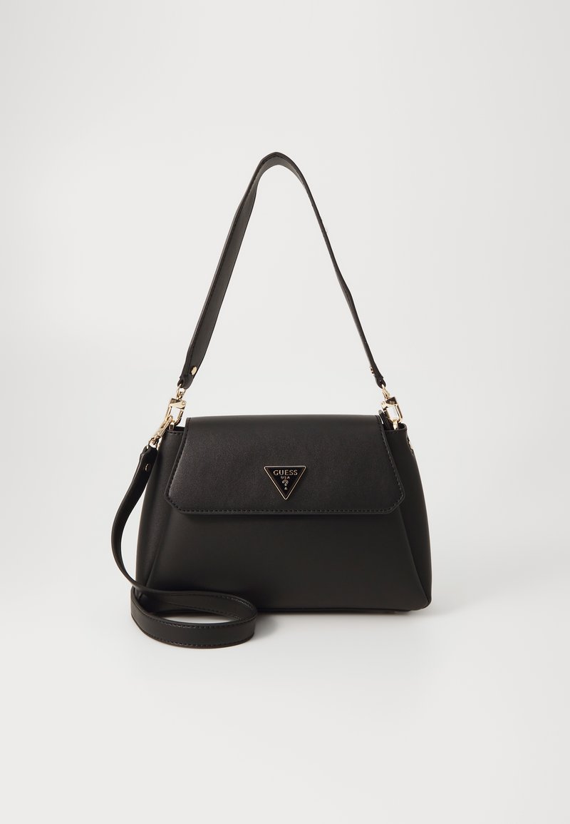 Borsa a mano nera in pelle sintetica con logo triangolare del marchio, tracolla singola regolabile, minuteria dorata e design strutturato.