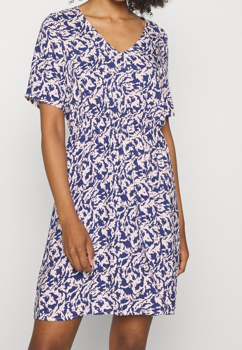 Robe à manches courtes avec un motif abstrait bleu et rose, présentant un décolleté en V et une taille élastique pour un ajustement décontracté.