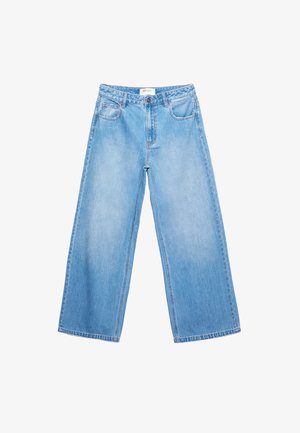 Hellblaue weite Denim-Jeans mit Fronttaschen, Gürtelschlaufen und einem Knopfverschluss an der Taille.