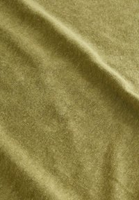 Tessuto verde oliva con una superficie morbida e strutturata, caratterizzato da un aspetto leggermente peloso e da sottili variazioni nel tono del colore.
