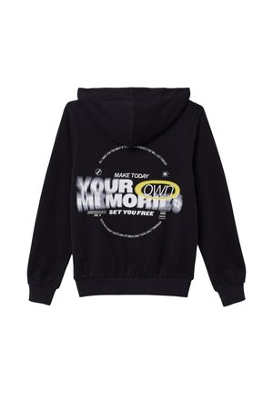 Juodas džemperis su gobtuvu, ilgomis rankovėmis ir ryškiu spaudiniu ant nugaros su baltu ir geltonu tekstu.