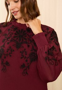 Love & Roses EMBROIDERED - REGULAR FIT - Palaidinė - red