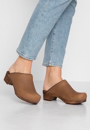 CHRISSY OPEN - Clogs - cognac