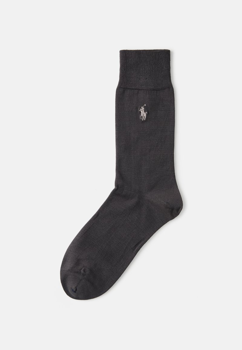 Calcetín de algodón negro con un puño acanalado, que presenta un pequeño logotipo de caballo bordado en plata en el costado. Textura suave y forma ajustada.