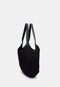 Borsa tote in rete nera con due lunghe tracolle, texture morbida e forma leggermente arrotondata per una facile portabilità e accessibilità.
