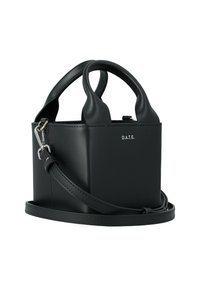 Sac en cuir noir avec deux poignées, une bandoulière amovible et le logo « D.A.T.E. » à l'avant.