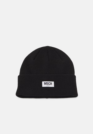 Bonnet en tricot noir avec revers plié et une étiquette rectangulaire blanche comportant en gros caractères « MSCH » au centre à l'avant.