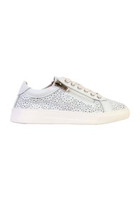 Sneaker bianca con motivo floreale perforato, lacci crema e zip laterale. Suola in gomma bassa, texture morbida, design casual.