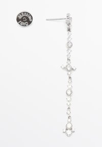 Orecchino a goccia in argento con una delicata catena, caratterizzato da pietre trasparenti rotonde e ovali, fissato con un perno.