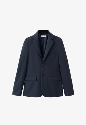 Blazer azul marino de tejido suave, con solapa con muesca, dos bolsillos delanteros y cierre de dos botones. Diseño sencillo y estructurado.
